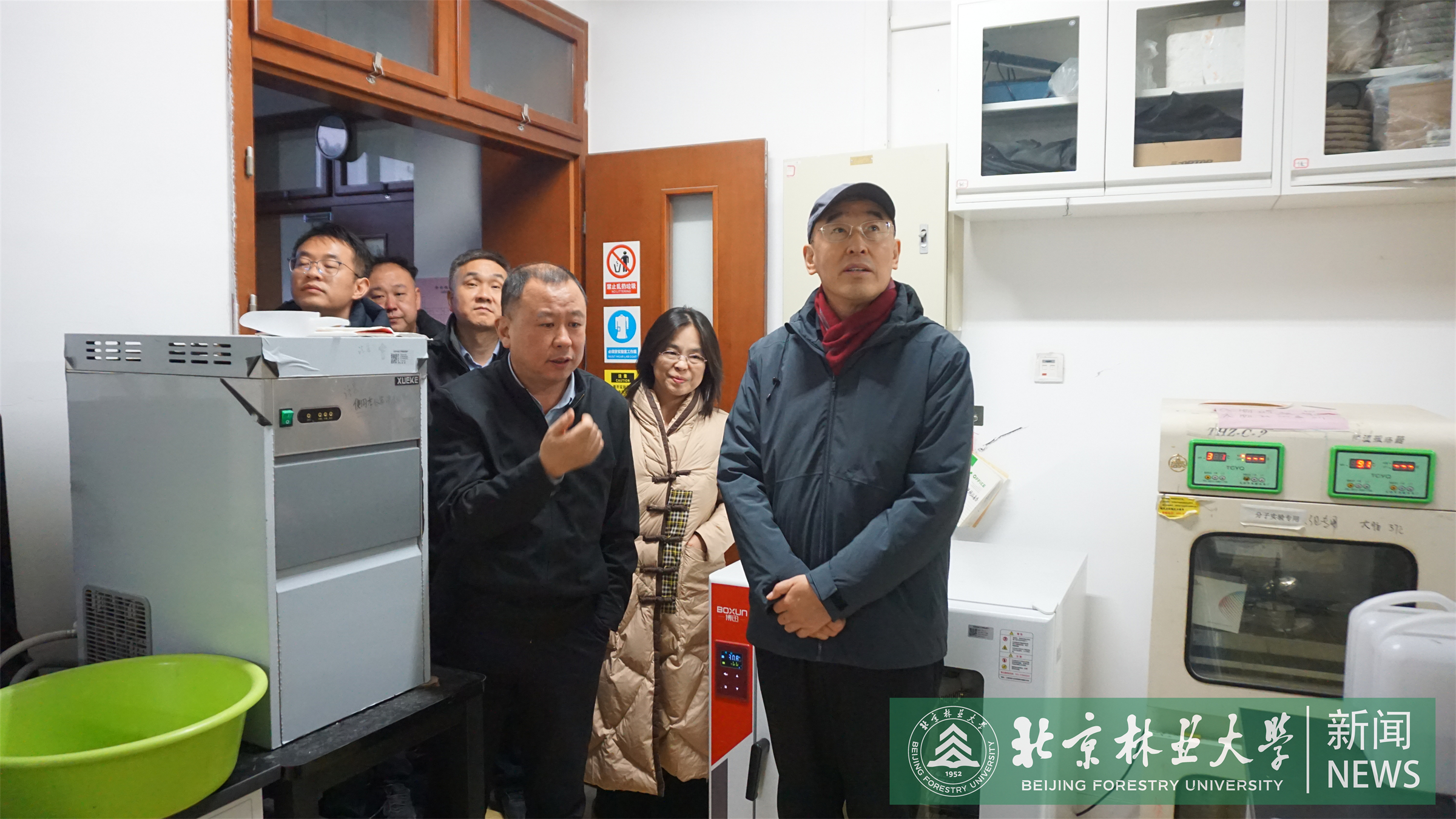 张校检查实验室-2.JPG