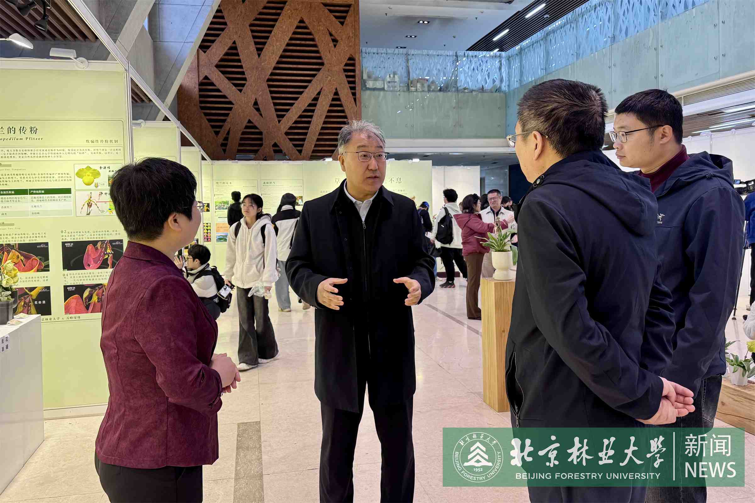 王涛书记参观展览.jpg