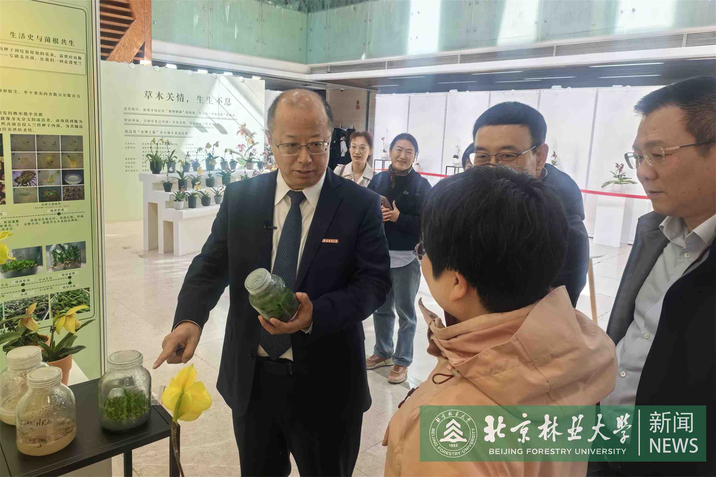 李召虎校长参观展览.jpg